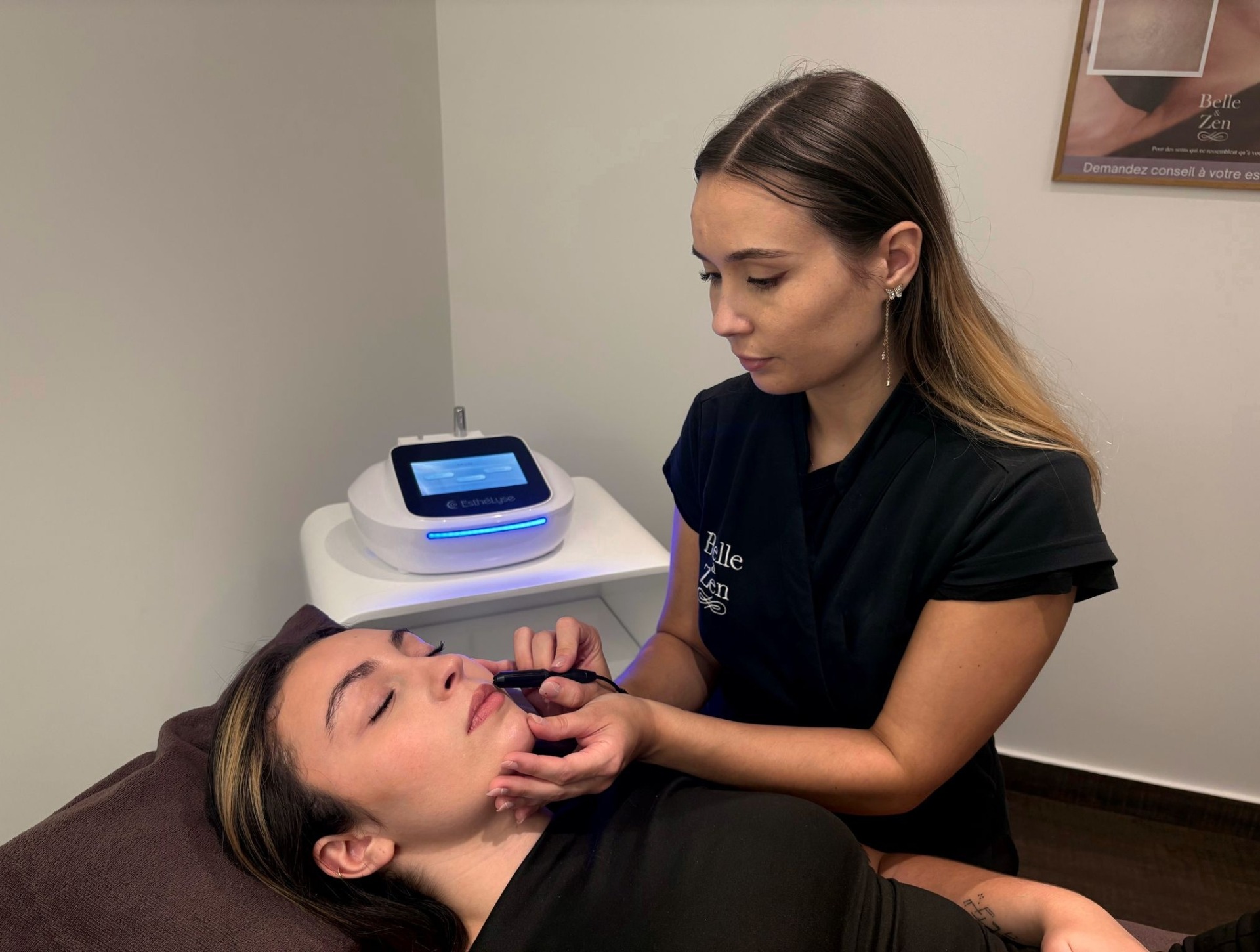 Dépilation Electrolyse et Laser 1 Epilation définitive visage par electrolyse à vendome - Institut Belle et Zen